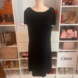 Valentino RED $595 Black Bow Dress 🖤
Pit to Pit 19”
Waist 18”